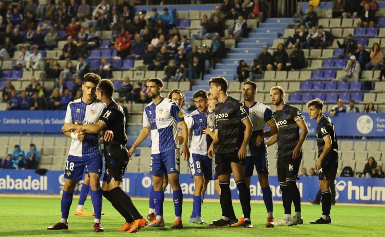 Urko y Arambarri, en una acción defensiva de ayer. 