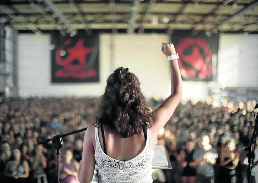 Anticapitalistas. Una joven levanta el puño en los Topaketak celebrados por el Movimiento Socialista en Durango el pasado julio.