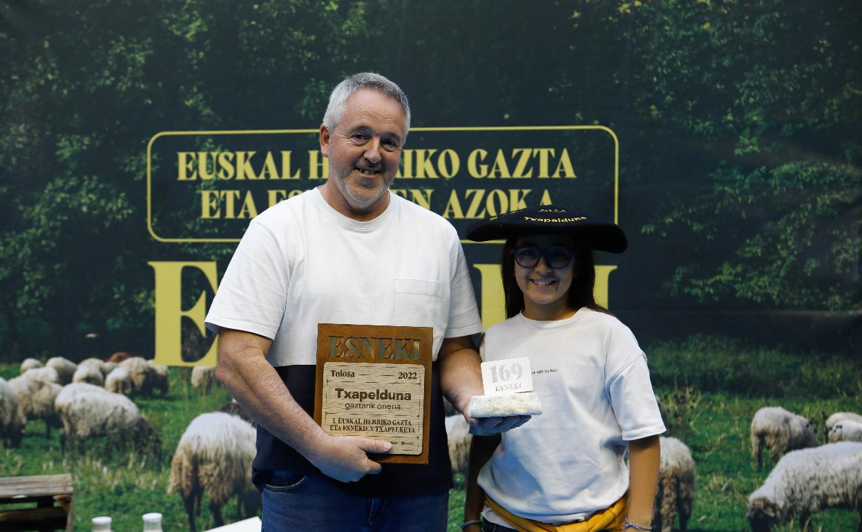 El asteasuarra José Antonio Otegui recibe el primer premio del Campeonato de Euskal Herria. 