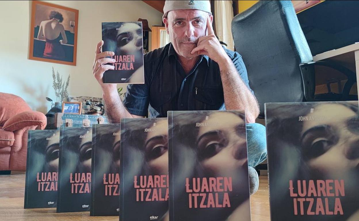 John Andueza, oraingoz azkena duen eleberriaren alez inguratuta