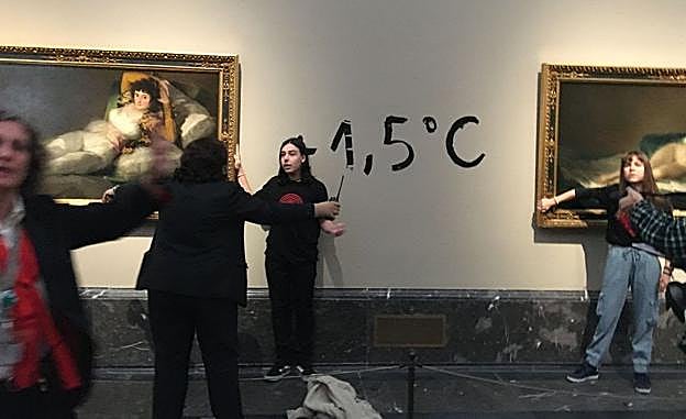 Dos ecoactivistas se pegan a 'Las majas' de Goya en el Prado