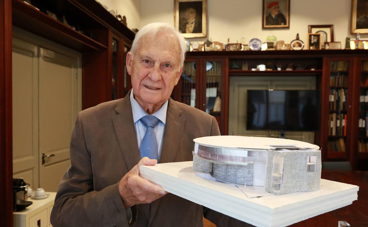 Echarri sostiene la maqueta del proyecto de Miramon.