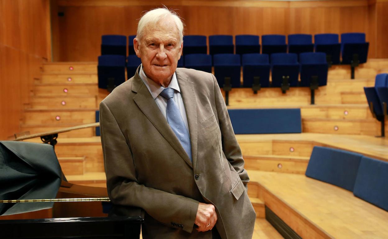 José María Echarri posa en la sala de ensayos del Orfeón Donostiarra, en la sede de la calle San Juan