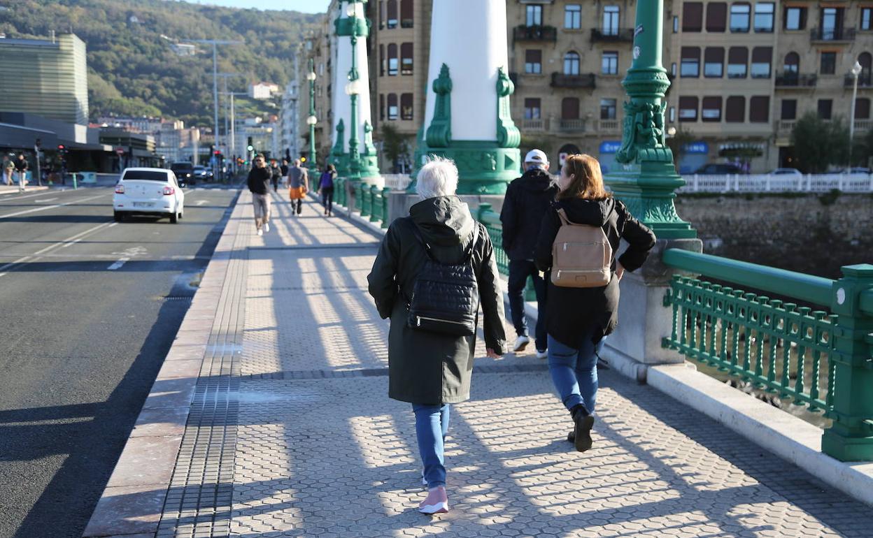 Gente paseando por el puente del Kursaal de Donostia durante el fin de semana. 
