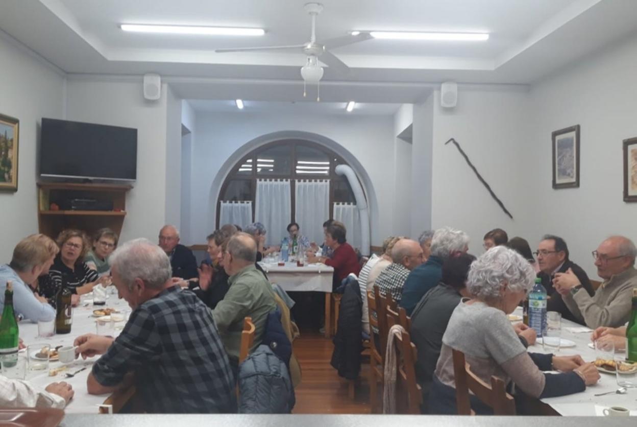 Unas cuarenta personas se acercaron a degustar castañas. 