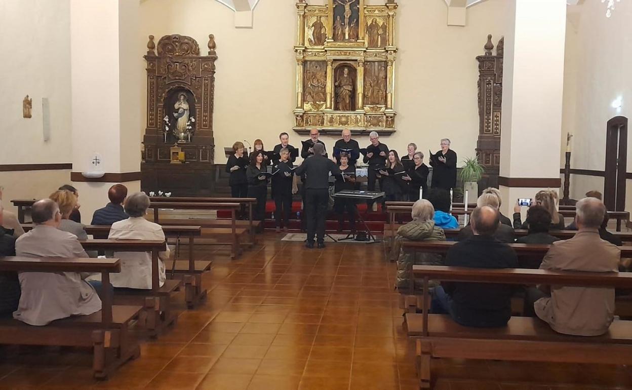 Meza eta abesbatzaren emanaldiaren ondoren Topan ospatu zuten bazkaria herritarrek.