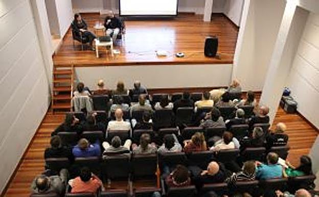 Imagen de la asamblea con vecinos celebrada en Zestoa el pasado viernes.