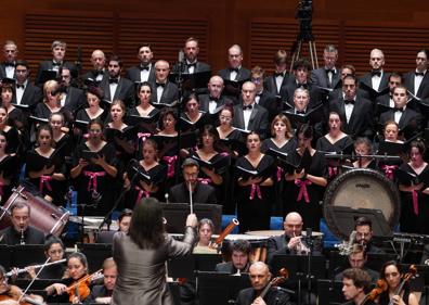 Imagen secundaria 1 - Luis Cobos convirtió su primer concierto con el Orfeón en un guateque
