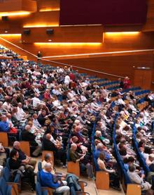 Imagen secundaria 2 - Luis Cobos convirtió su primer concierto con el Orfeón en un guateque