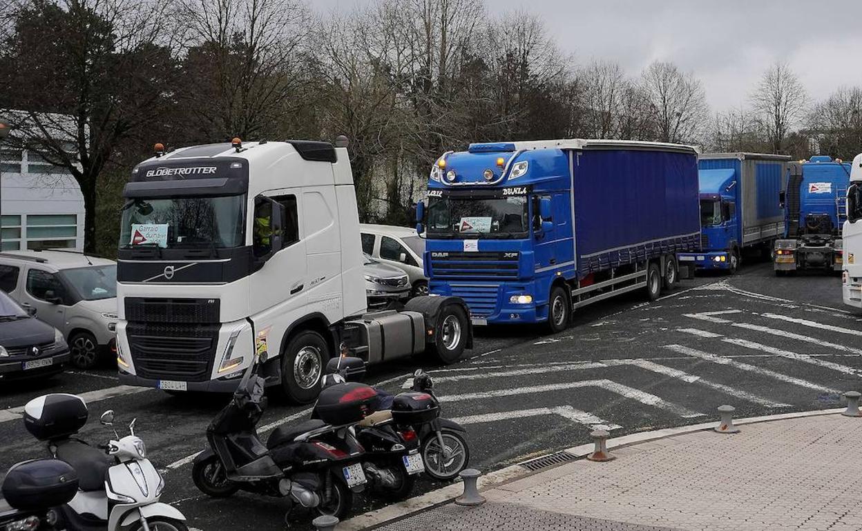 Caravana de camioneros de Hiru por Miramon en la anterior huelga del transporte