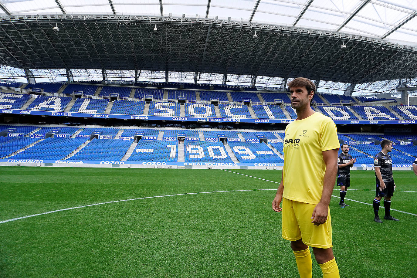 Xabi Prieto posa mirando a la grada en el centro del verde de Anoeta.