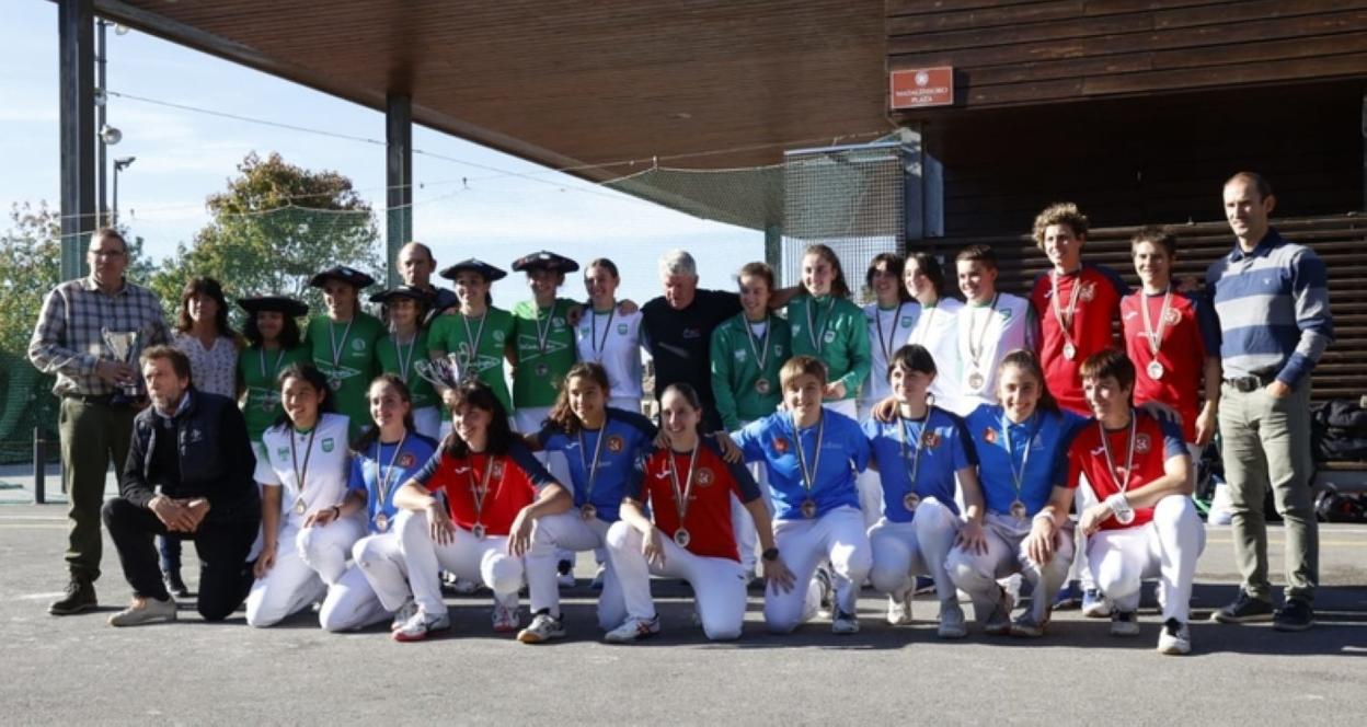 Pilotariak Arrosa Lizaso, Gotzon Enbil, Pedro Uriarte, Javier Conde eta Joxemari Mitxelenarekin. 