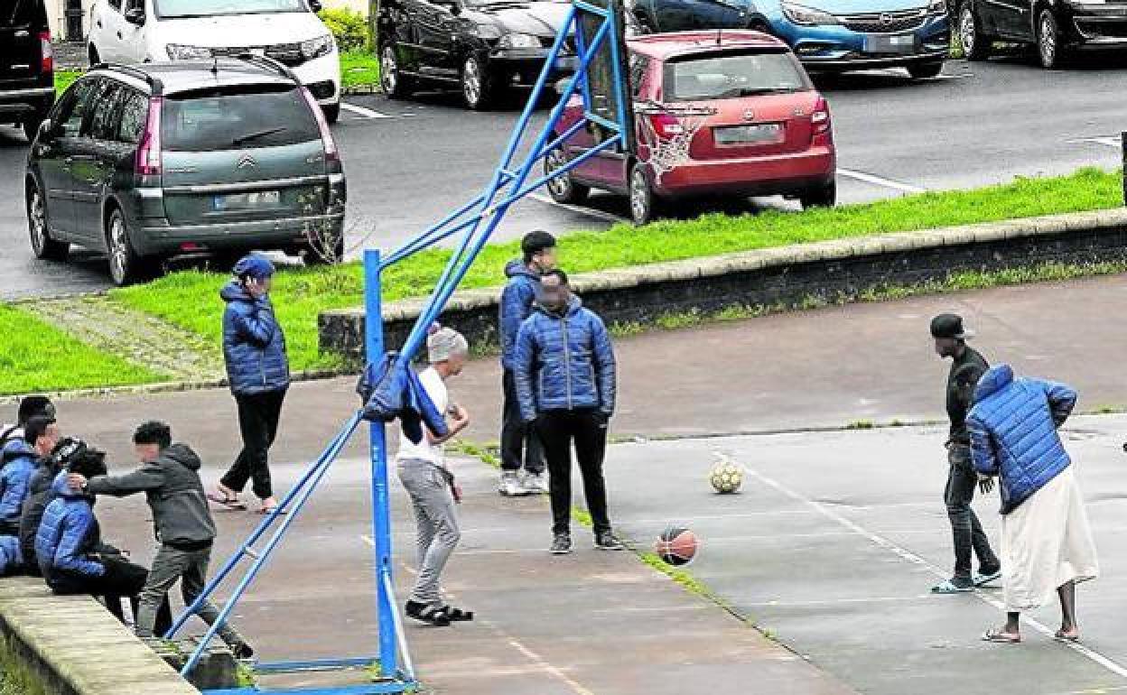 Varios menores en un centro tutelado de Bizkaia.