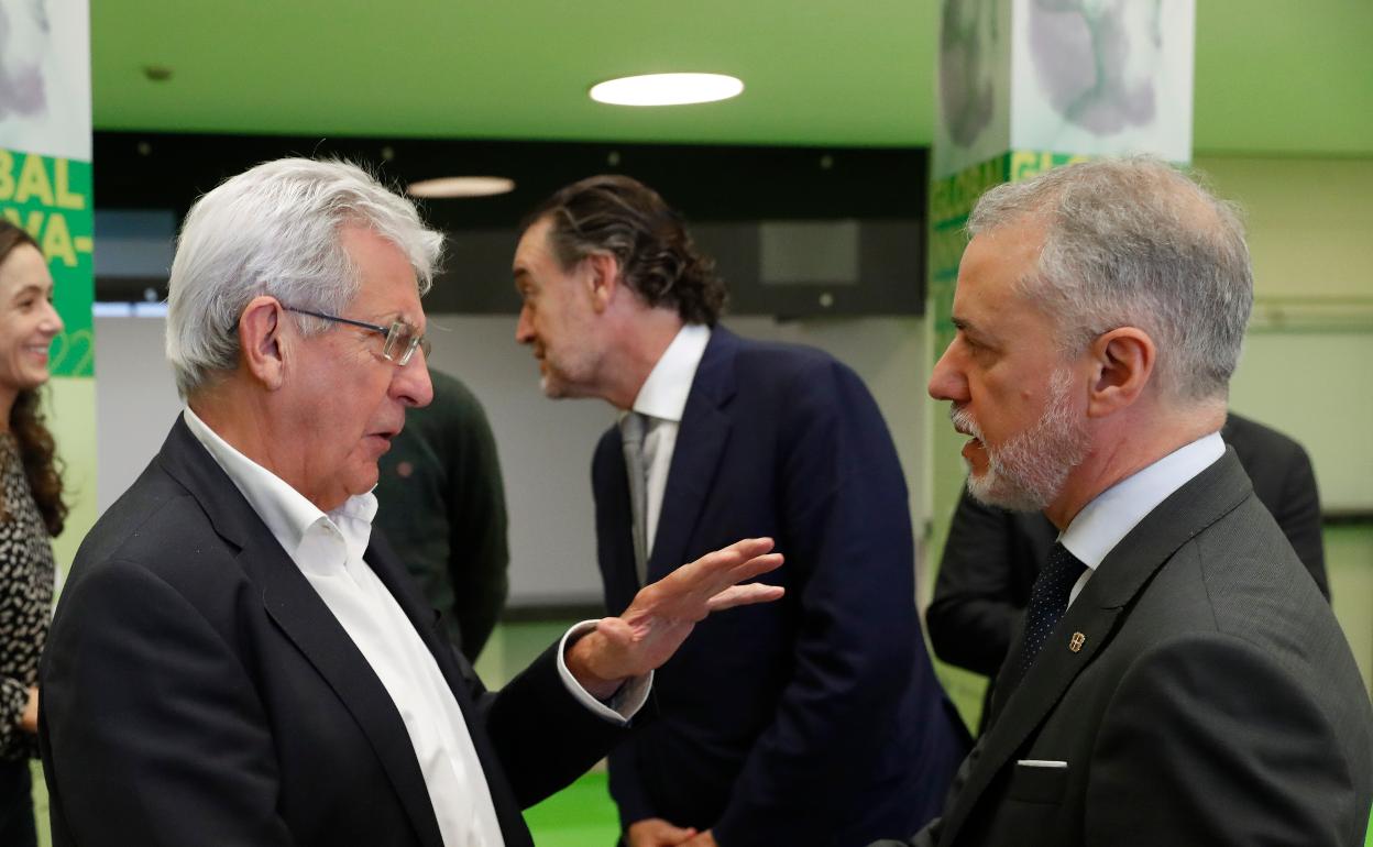 Pedro Miguel Etxenike e Iñigo Urkullu, con Zugaza al fondo, en la jornada de Innobasque. 