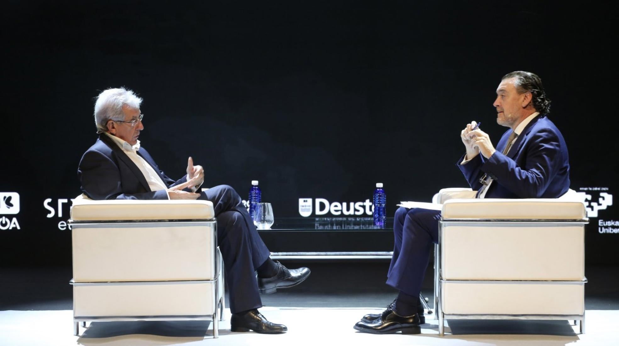 Diálogo. Pedro Miguel Etxenike, científico y presidente del DIPC, y el director del Museo Bellas Artes de Bilbao, Miguel Zugaza, durante su charla sobre ciencia, arte y creatividad. 