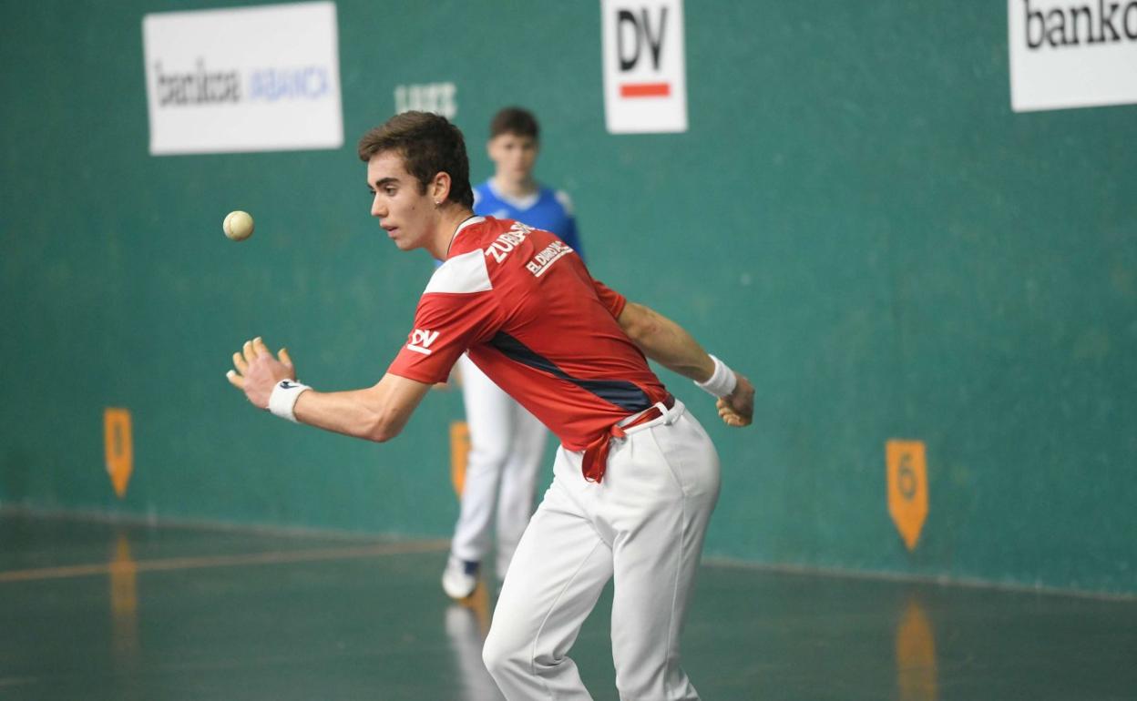 Beñat Zubizarreta saca en la final de promesas de 2021. 