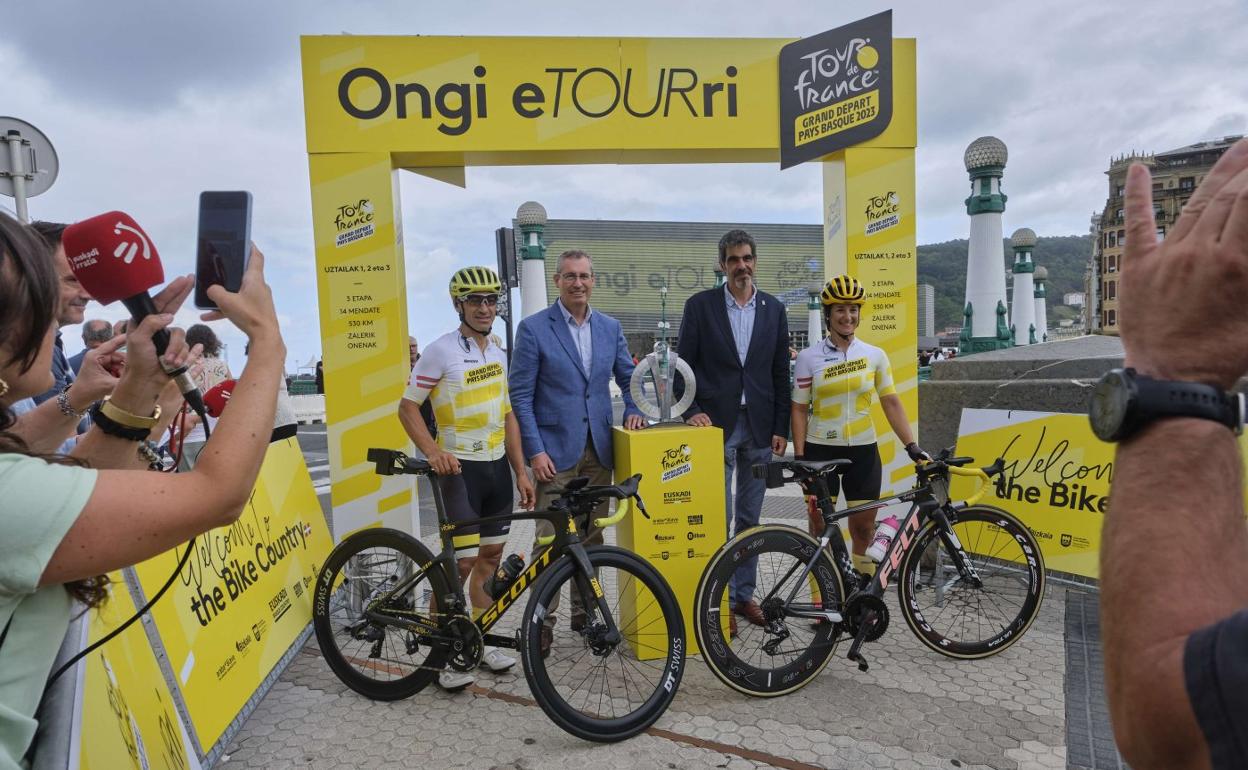 Markel Olano y Eneko Goia en un acto promocional del Tour del próximo año. 