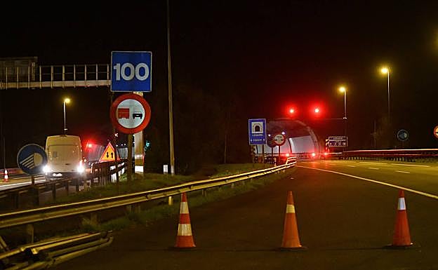 Imagen principal - El túnel de Lesarri, cortado al tráfico tras el derrumbe.