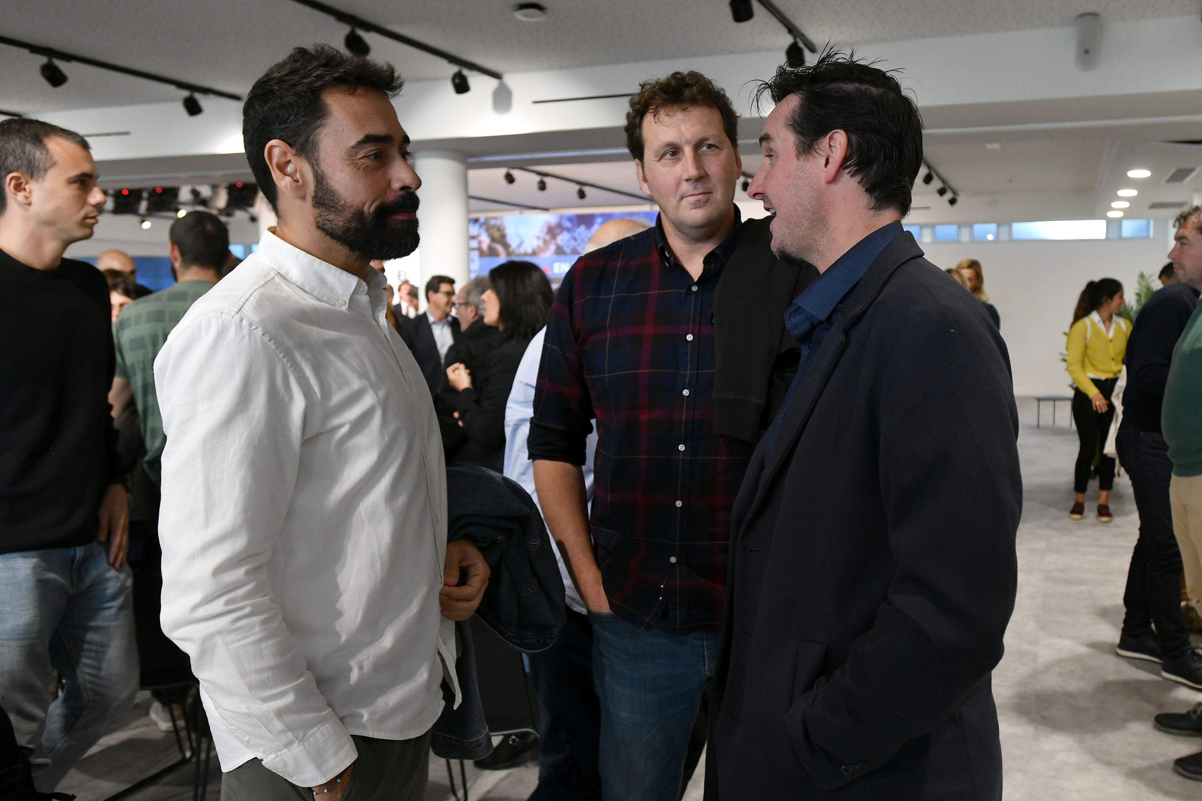 Jon Txakartegi e Igor Emery charlan con el periodista Raúl Melero.