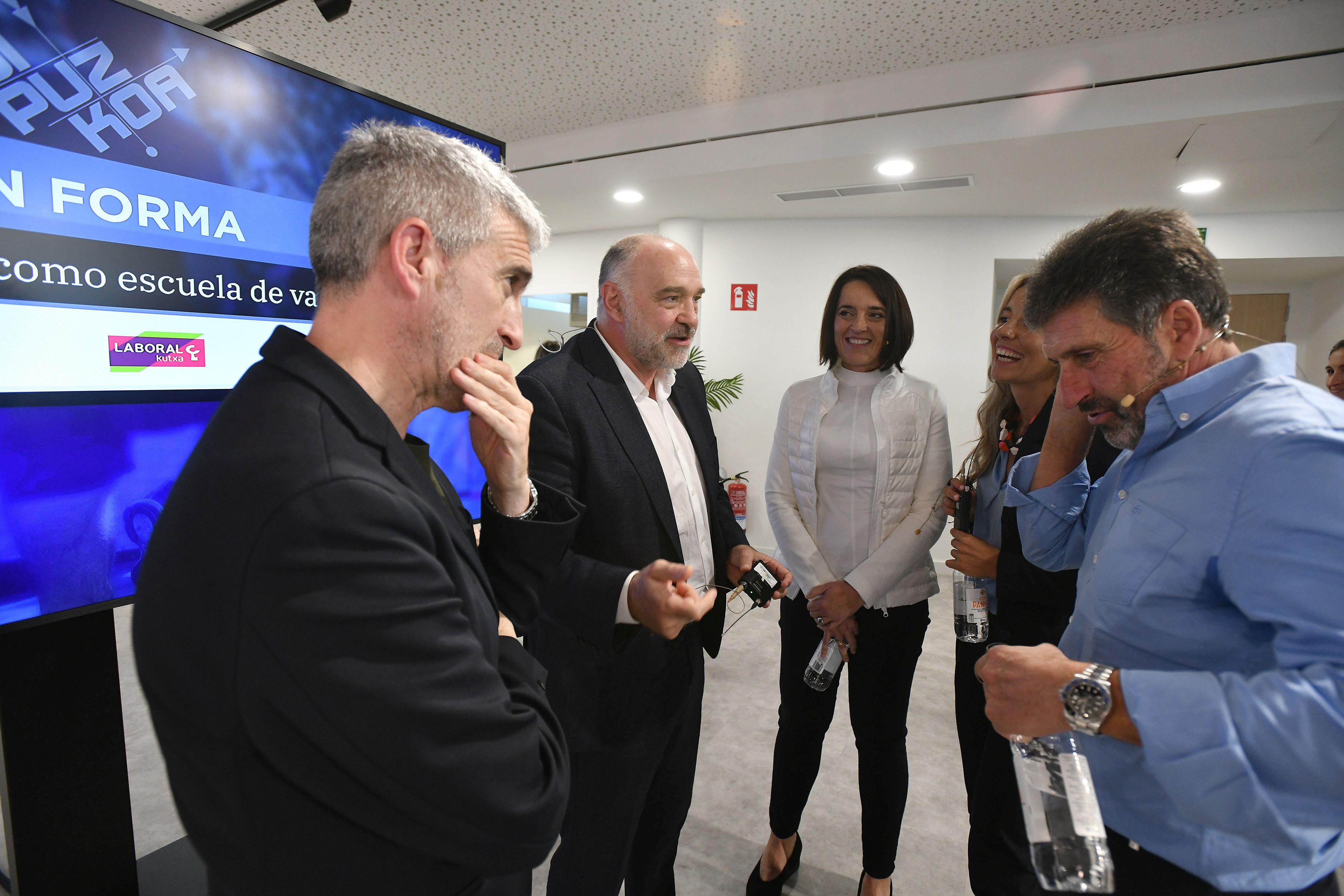 Olabe, Laso, Salinas, Eizaguirre y Olazabal compartieron mesa redonda. 