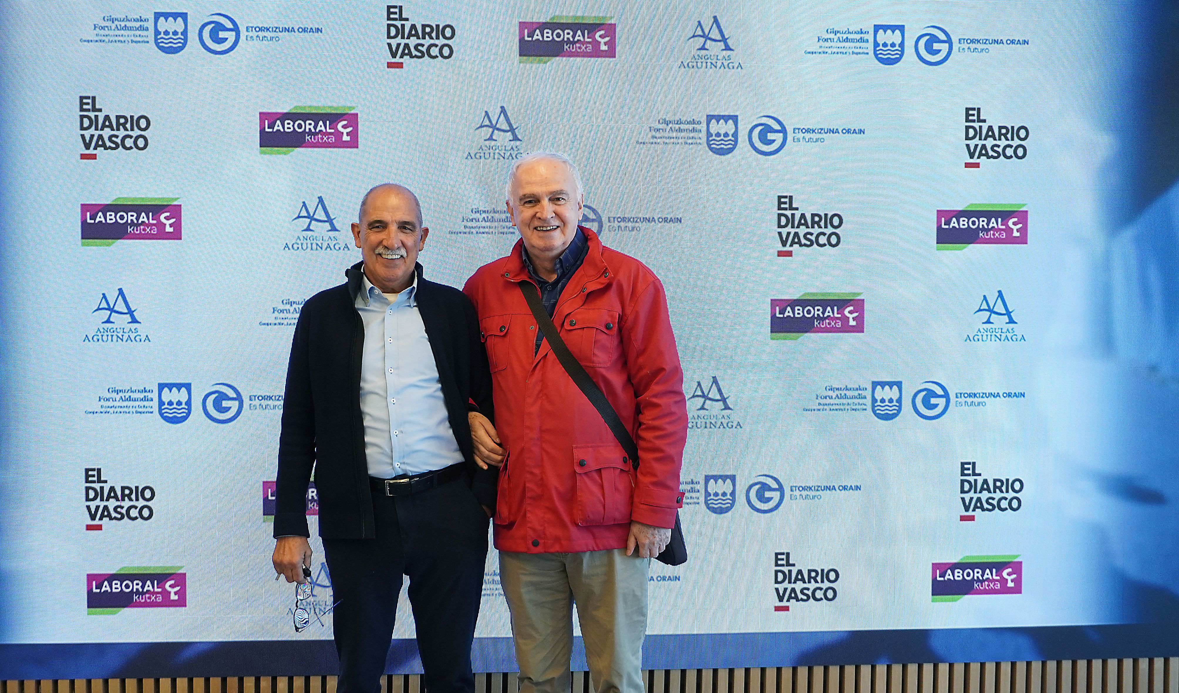 Miguel Santos con Tito Irazusta, en el photocall de entrada a DV.