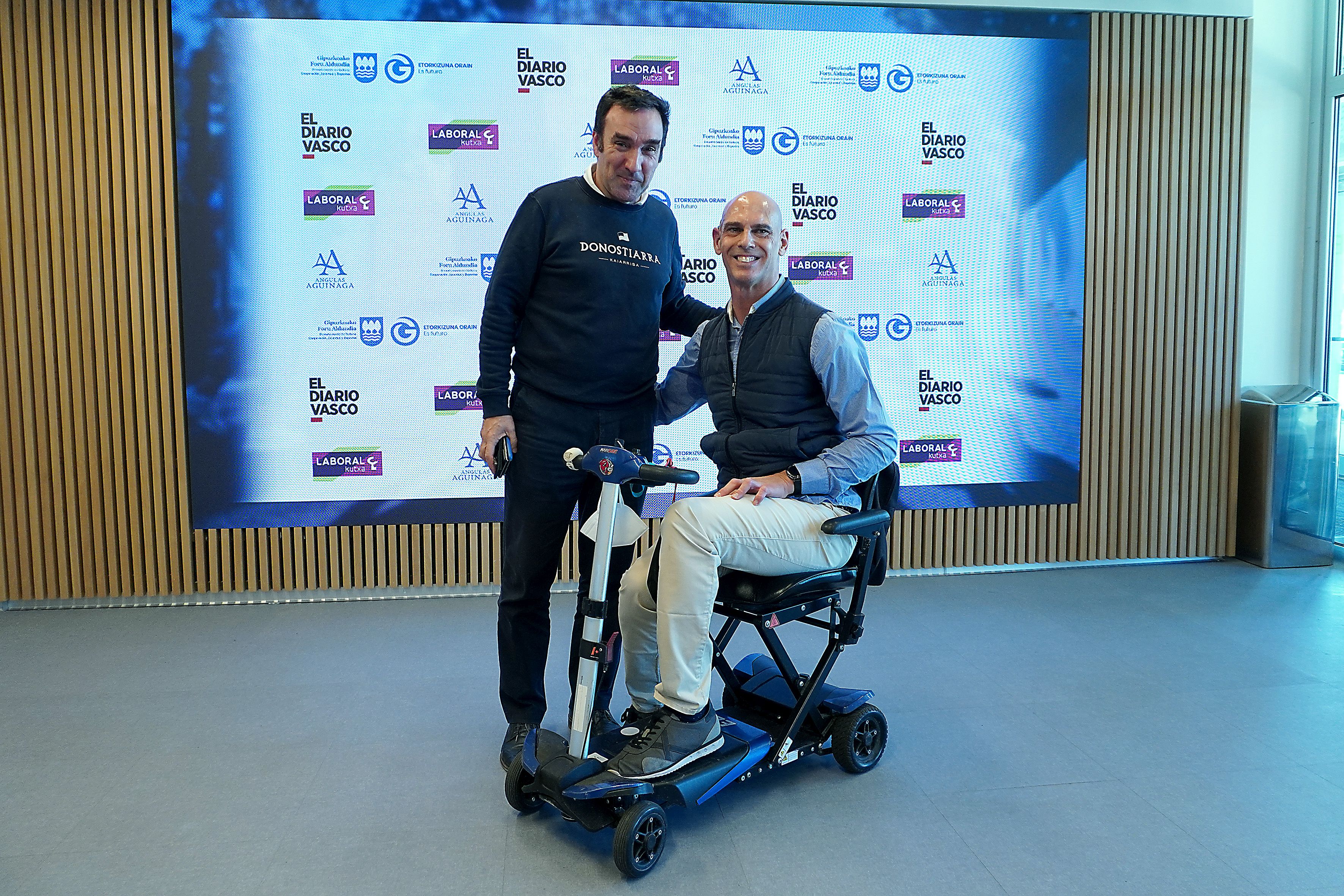 El presidente de Donostiarra Alberto López con el nadador Richard Oribe. 