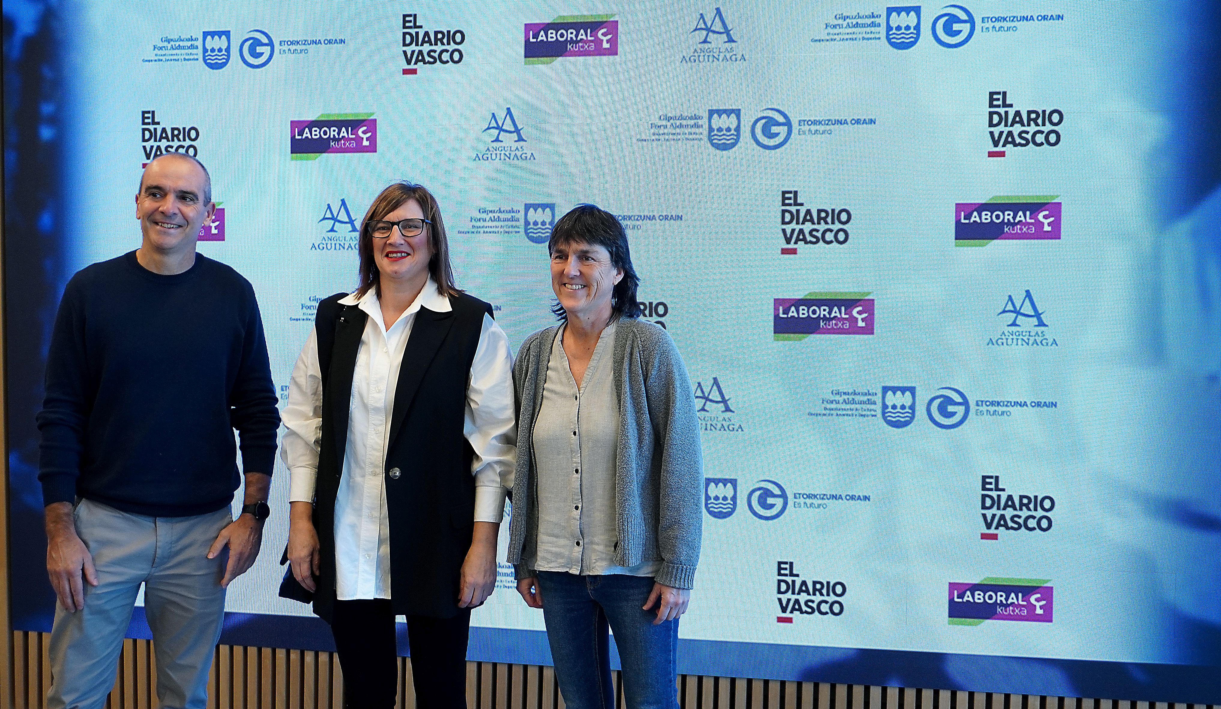 Igor Etxeberria y Tati Garmendia del Bera Bera, con la directora deportiva de la Real femenina, Garbiñe Etxeberria. 