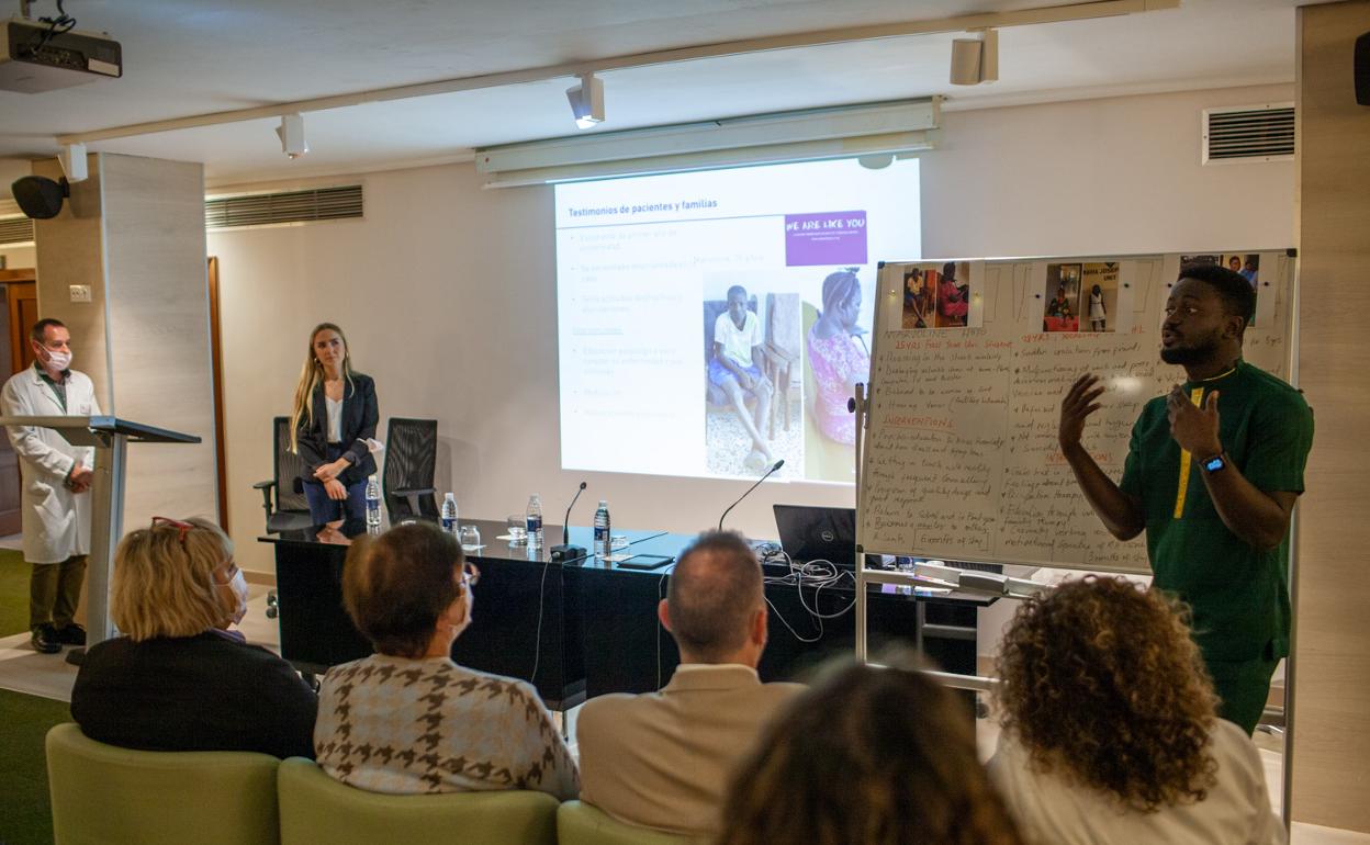 Ato Kwamena durante la jornada celebrada en el Hospital Aita Menni. 