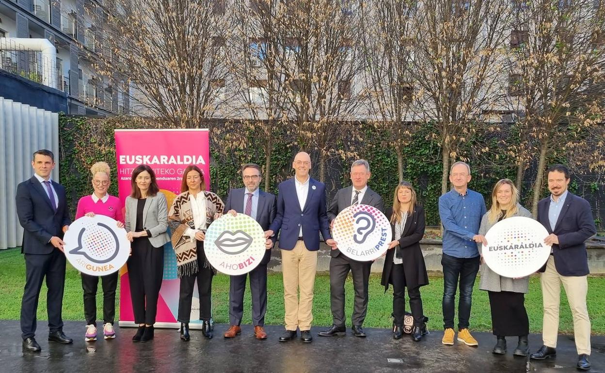 Jaurlaritzako, Topaguneko eta saltokietako ordezkariek elkarrekin egin dute argazkia.