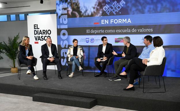 Los participantes del foro 'Gipuzkoa en Forma' en la mesa redonda de DV Gunea.