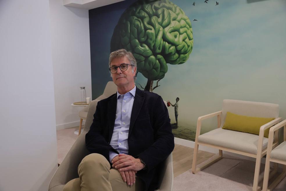 Gurutz Linazasoro, sentado en una silla en 'La casa del cerebro', situada enel paseo Bizkaia 17de San Sebastián.