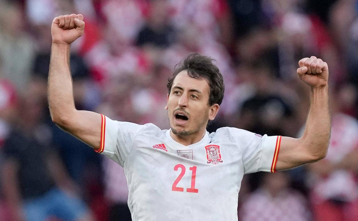 Mikel Oyarzabal, celebra un gol con la selección española en la pasada Eurocopa.