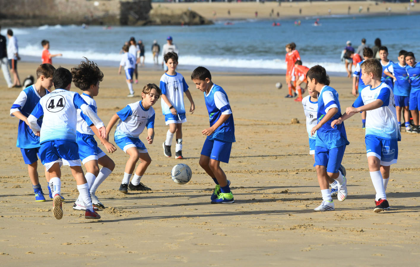 Fotos: Comienza la temporada de fútbol playero en Donostia
