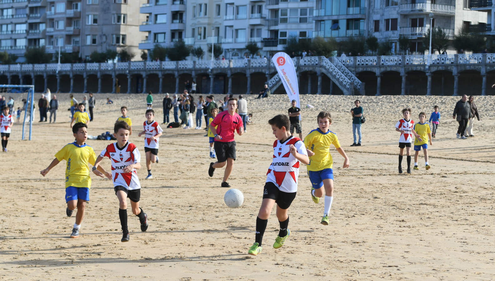 Fotos: Comienza la temporada de fútbol playero en Donostia