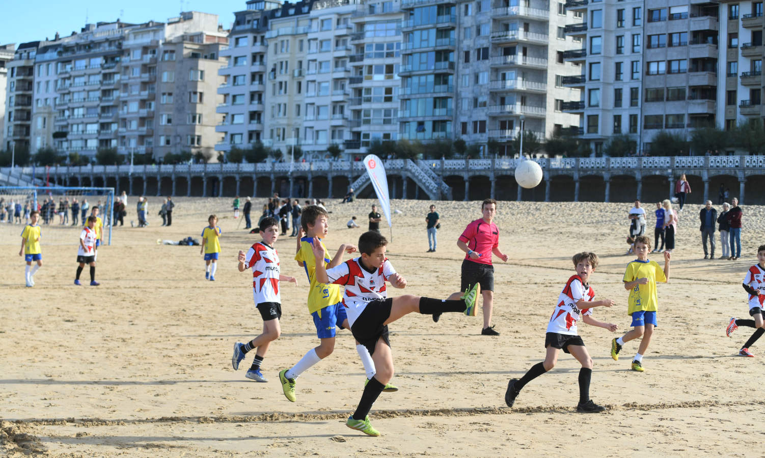 Fotos: Comienza la temporada de fútbol playero en Donostia