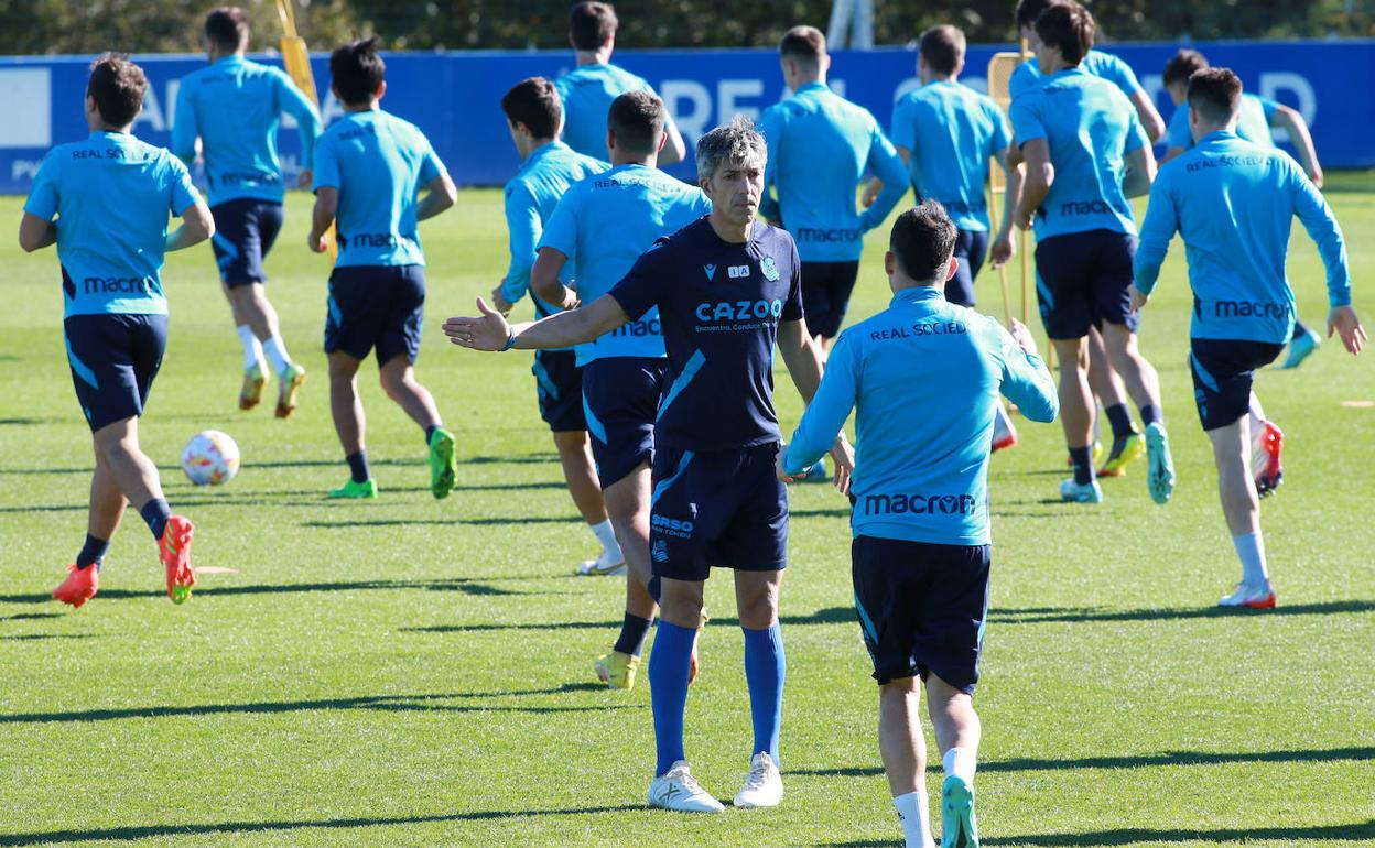 Imanol se dispone a chocar su mano con la de Alex Sola. 