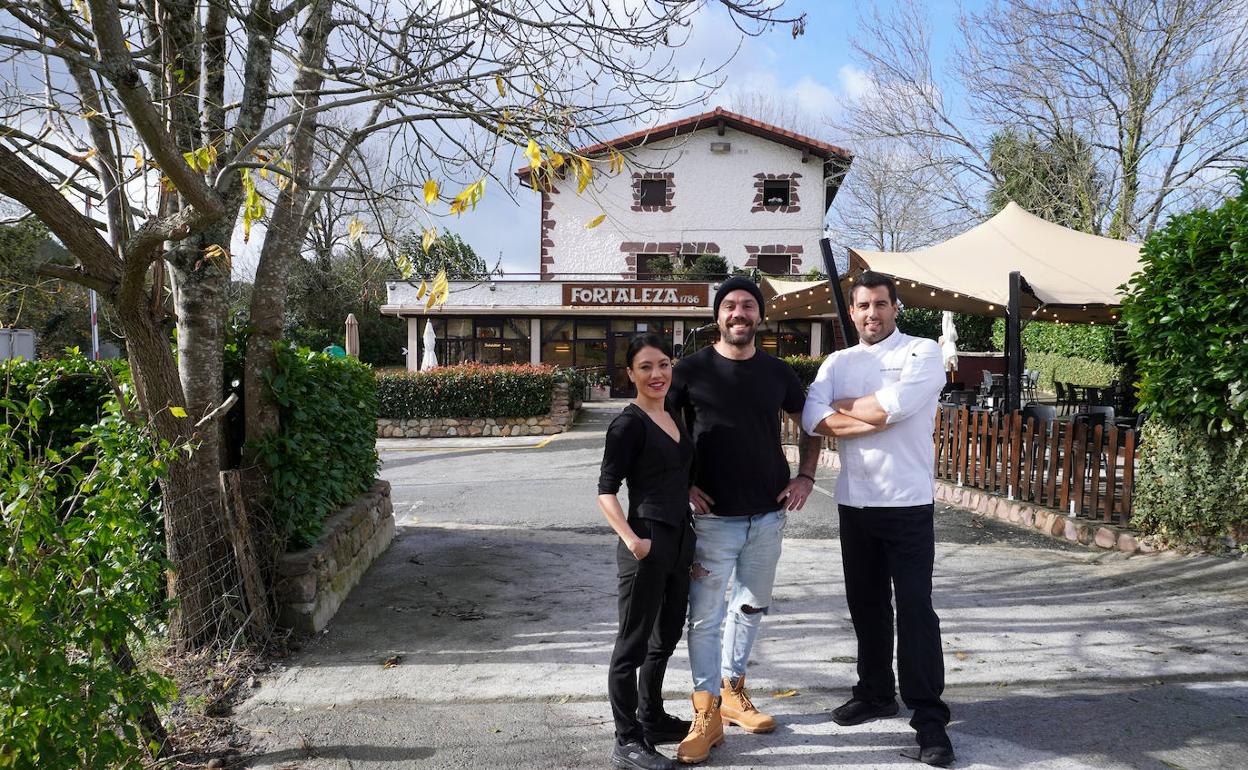Ainhoa, Mikel y Gonzalo, ante su Fortaleza 1786, y abajo, algunos de sus ricos platos.