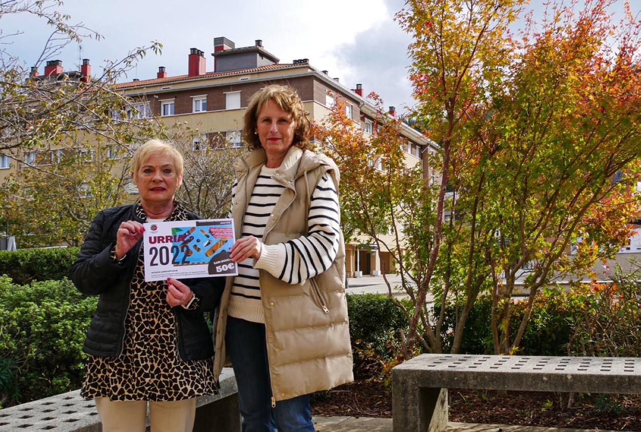 La afortunada, recibiendo el premio de manos de la concejal Amaia Zaldua. 