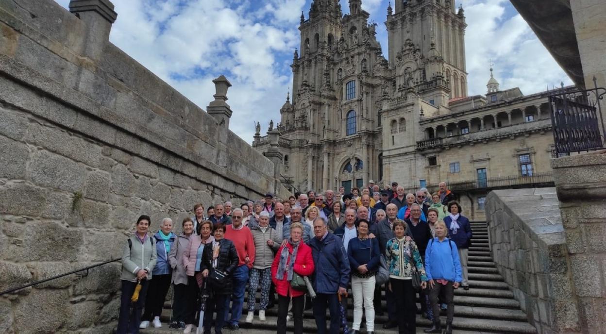 Gazte Izanak elkarteko lagunak Santiagoko katedralaren aurrean. 