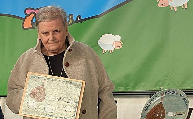 Bitor jatetxearen Pilar Izagirreri omenaldia egin zitzaion eta Mondeju Beltzaren lagun izendatu zuten.