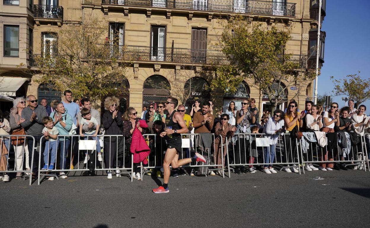 Oliveras, tras cruzar la línea de meta