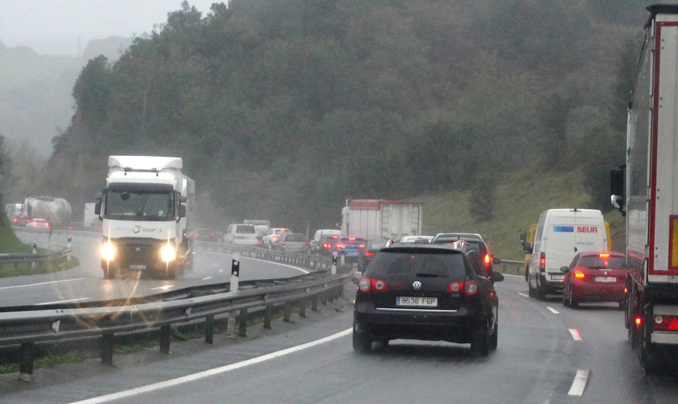 Fotos: Más de 4 kilómetros de retenciones tras un accidente en la AP-8 en Zarautz dirección Bilbao
