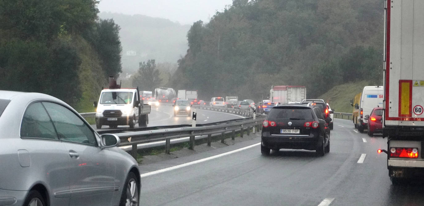 Fotos: Más de 4 kilómetros de retenciones tras un accidente en la AP-8 en Zarautz dirección Bilbao