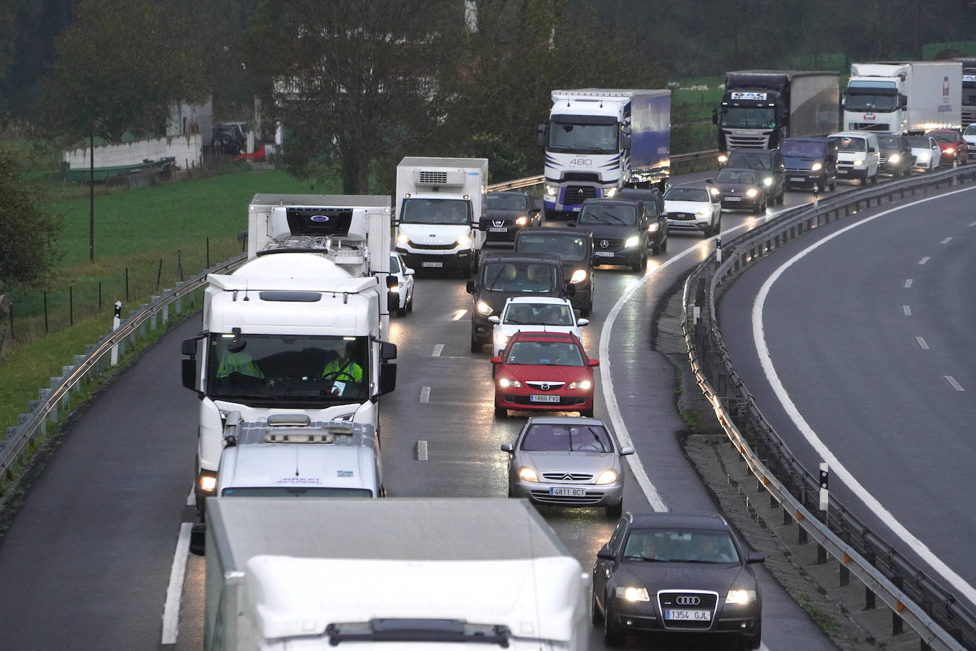 Fotos: Más de 4 kilómetros de retenciones tras un accidente en la AP-8 en Zarautz dirección Bilbao