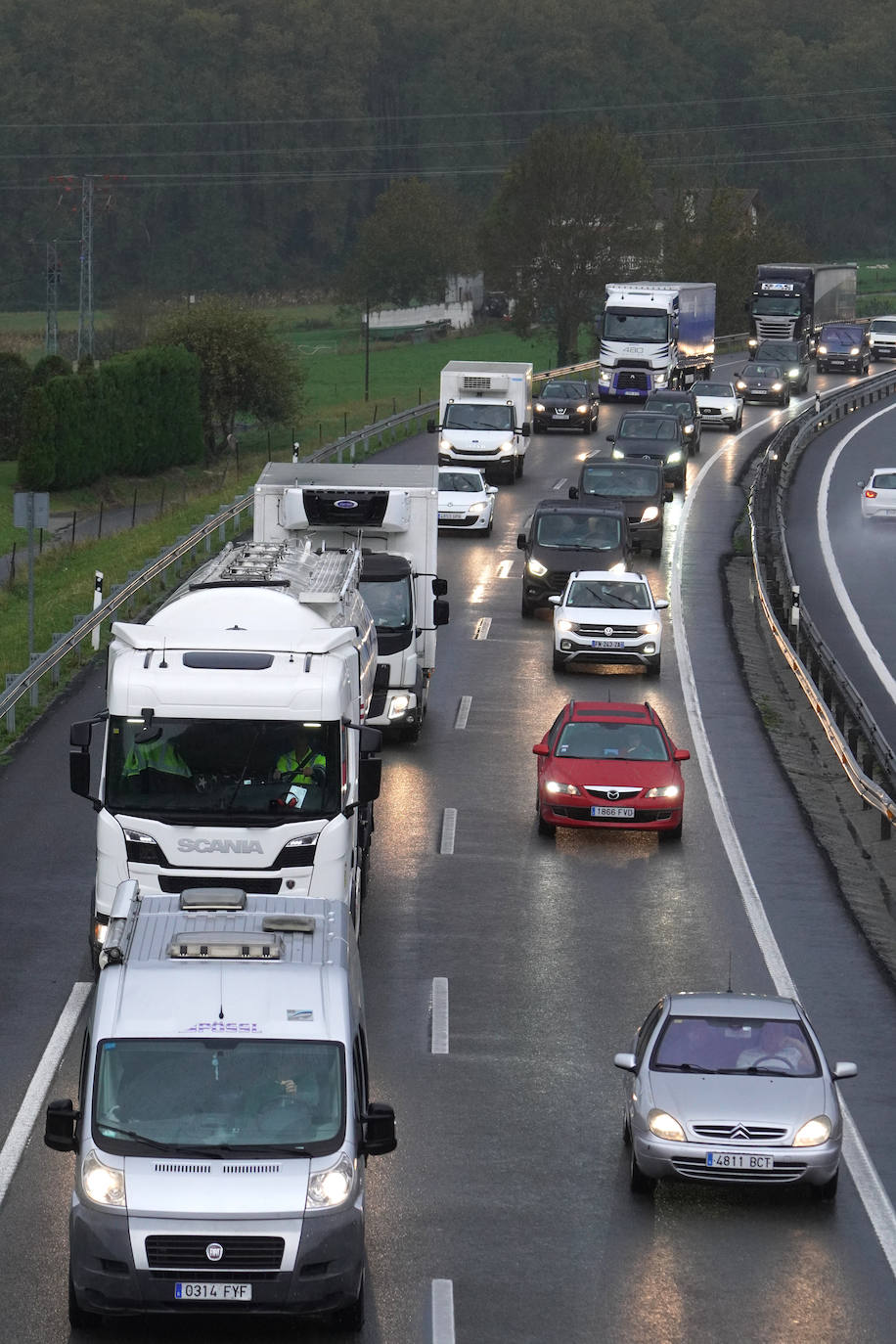 Fotos: Más de 4 kilómetros de retenciones tras un accidente en la AP-8 en Zarautz dirección Bilbao