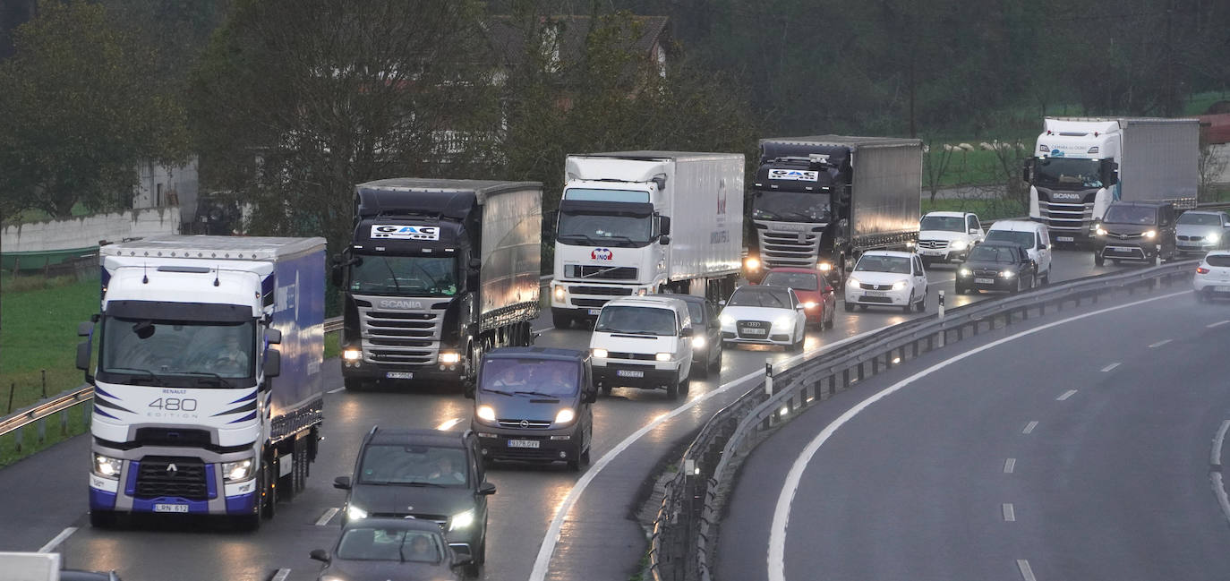 Fotos: Más de 4 kilómetros de retenciones tras un accidente en la AP-8 en Zarautz dirección Bilbao