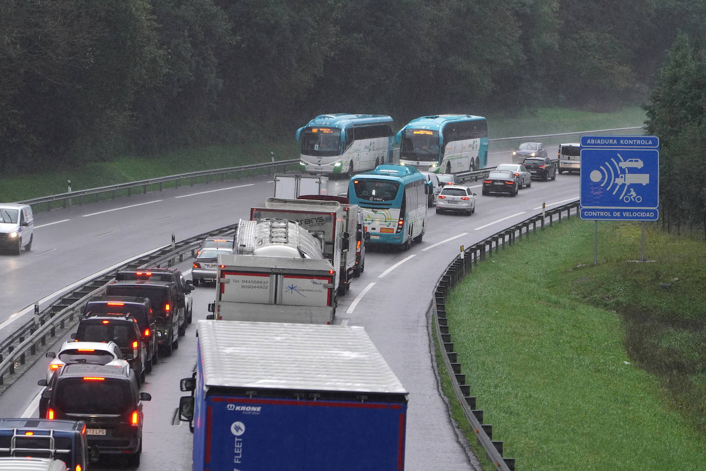 Fotos: Más de 4 kilómetros de retenciones tras un accidente en la AP-8 en Zarautz dirección Bilbao