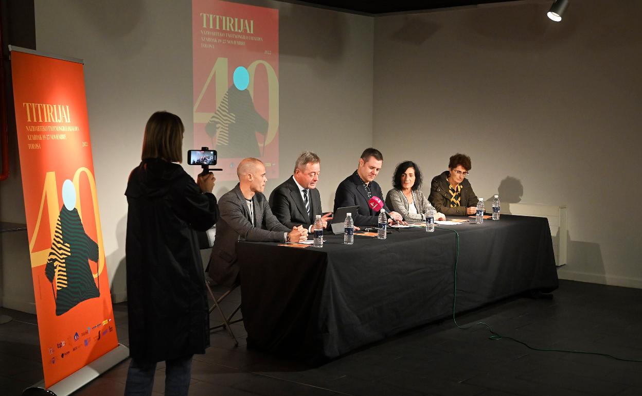 Representantes políticos, de instituciones y organizadores del festival Titirijai en la presentación del programa, esta mañana. 