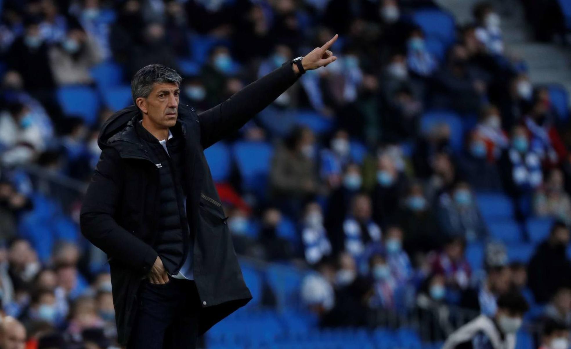 Imanol Alguacil da indicaciones en el banquillo de la Real Sociedad. 