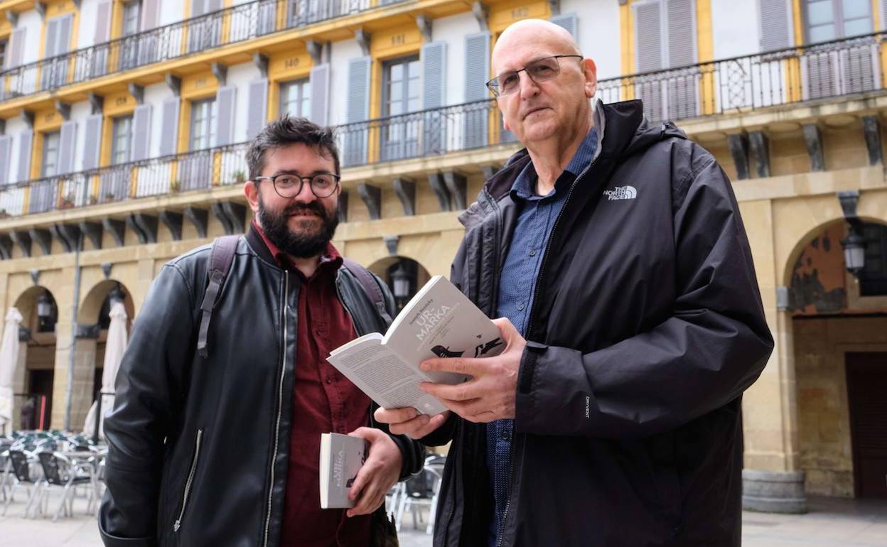 Angel Erro eta Rikardo Arregi, martxoan Donostian, Arregik itzulitako 'Ur-marka'-ren aurkezpenean.